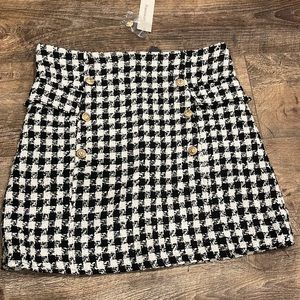 Plaid black and white skirt. New with tags! Size: M